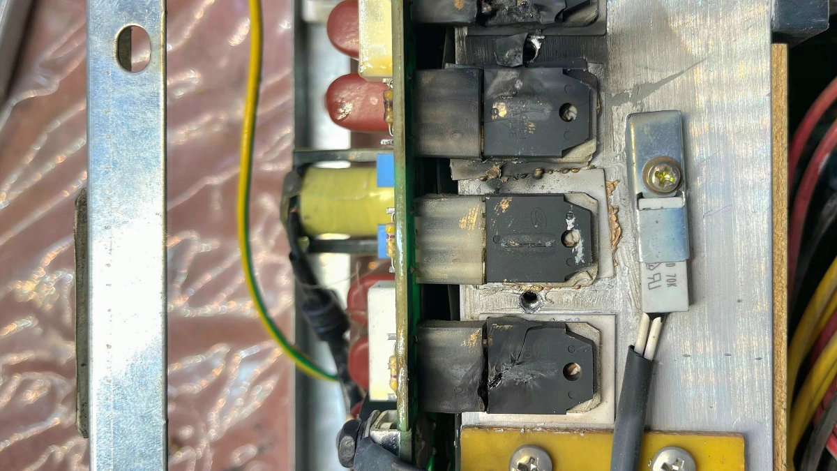 IGBT سوخته دستگاه جوش بر اثر نوسانات ولتاژ برق به دلیل توجه صرف فقط به آمپر دستگاه جوش