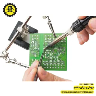 گیره برد ذره بین دار دارای بازوی نگهدارنده و پایه چدنی نمای روبرو همراه برد 