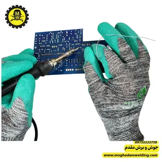 دستکش پلی استر مدل کف نیتریل ضد مواد حلال (نفت) آرین نمای روبرو در حال کار کردن